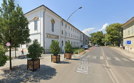 Katonai rendezvény miatt lezárják vasárnap a Zichy liget és a Színház utca több parkolóját